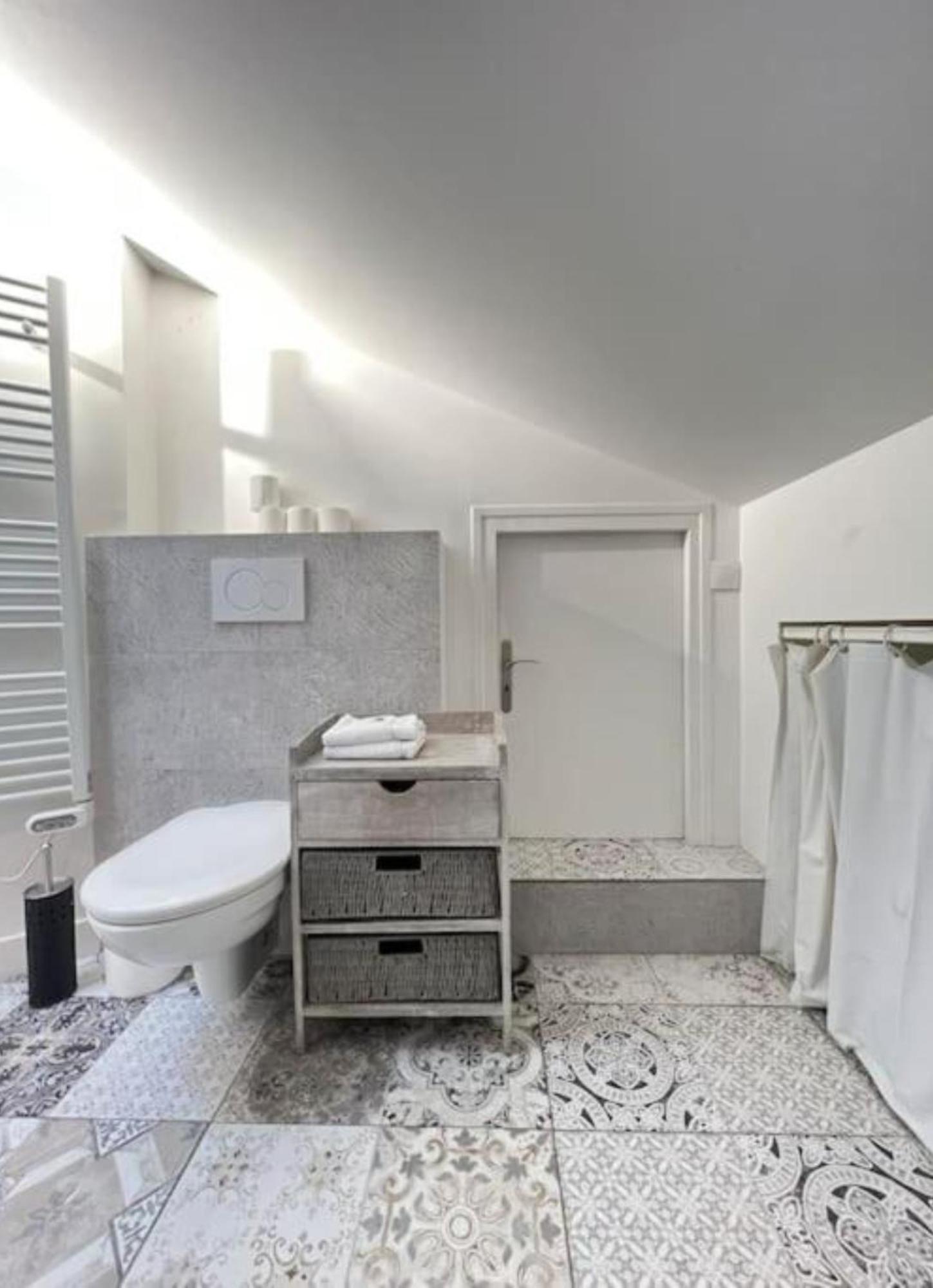 Beautiful 2 Bedrooms 1 Bathroom Apartment *
