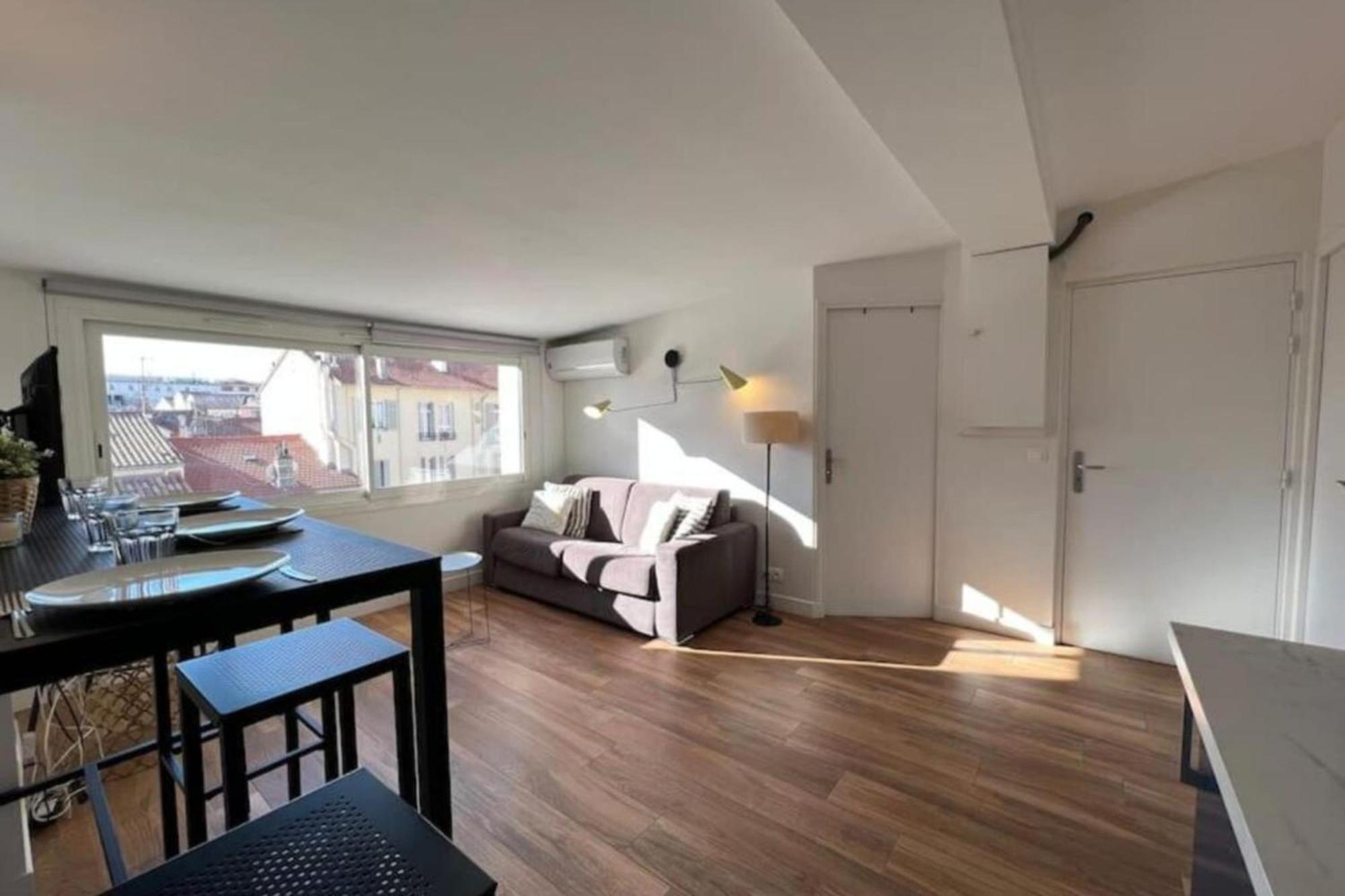 Beautiful 2 Bedrooms 1 Bathroom Apartment *